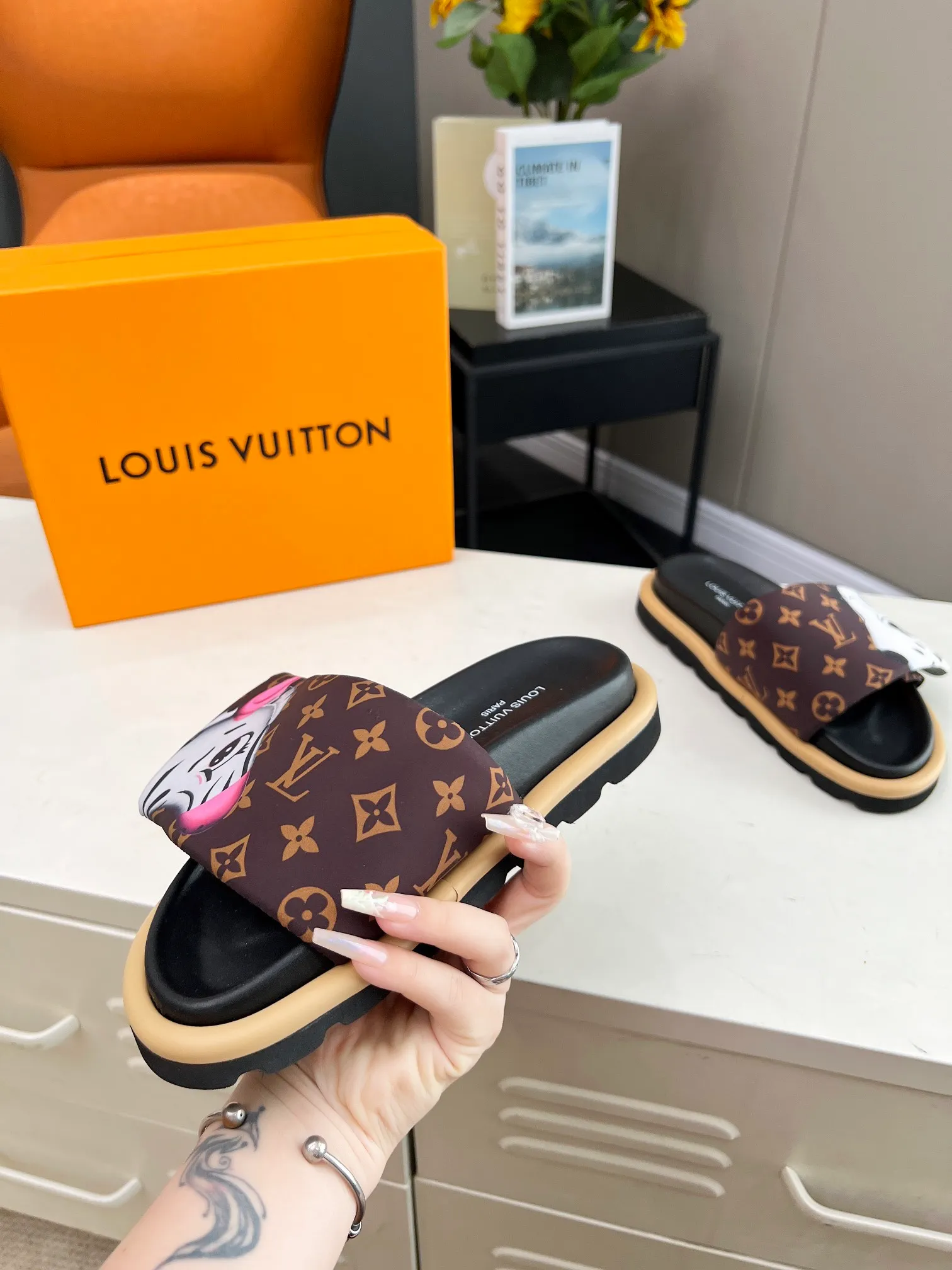 👟👟Ex-factory price 360👟👟 lv donkey brand l home 2024 hot style embossed logo embossed sandals This ol low comfort flat sandals are made of technical fabrics and use high-frequency embossing technology to reinterpret the monogram pattern. Soft padded upper with adjustable Velcro, comfortable and tough insole adds harmonious color ▪️Fabric: Original customized technical fabric ▪️Lining: soft sheepskin lining ▪️Sole: Original open-molded rubber foam outsole Color: .yellow.black▪️